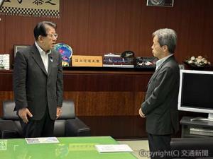 面会した古宮社長（右）と金子大臣