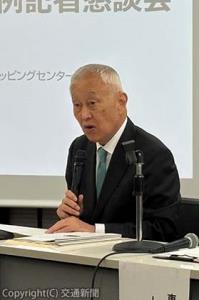 あいさつする菰田会長