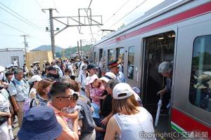 大勢の利用者でにぎわう津島ノ宮駅ホーム