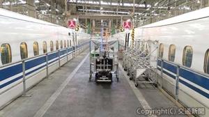 新幹線の編成に沿ってサービスデッキ上を自動走行するロボット（Ｄｏｏｇ提供） 