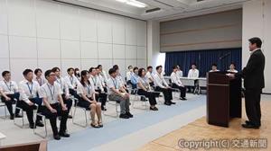 受講生を激励する中尾部長（ＪＲ西日本提供）