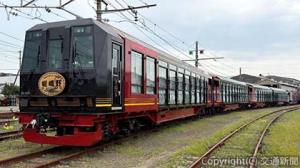 今月から試運転が始まる新たなトロッコ列車（嵯峨野観光鉄道提供） 