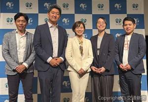 共同記者会見に出席した本間恒志日本旅行事業共創推進本部副本部長（左端）ら