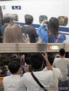 ㊤「東海道ルミエールエクスプレス」の乗客が降り立った岐阜羽島駅のホーム㊦蒲郡駅で「深夜の幕回し」で撮影する乗客たち（ＪＲ東海提供）