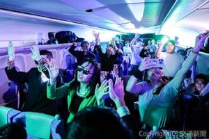 ダンスで盛り上がる「新幹線ディスコカー」。照明や音響で往年のディスコの雰囲気を再現した（ＪＲ東海提供）