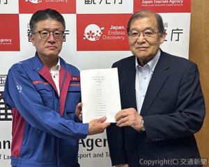 木村長官に要望書を手渡す唐池会長（右）＝九州観光機構提供＝