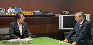 金子国土相（左）と面会した倉坂社長