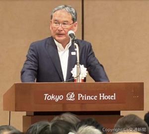 あいさつをする長井会長