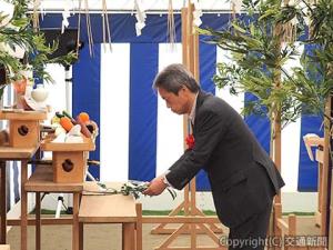 玉串奉てんを行う古宮社長