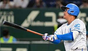 ２点本塁打を放つ仲村（交通新聞クリエイト撮影）