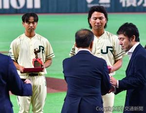 表彰を受けた西田投手（右）と佐藤外野手（交通新聞クリエイト撮影）