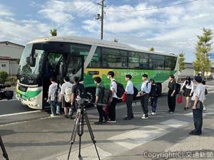陸前豊里駅前バスに乗り込む高校生（ＪＲ東日本仙台事業本部提供）