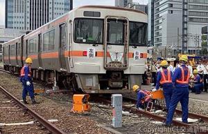 可搬型油圧ジャッキを使った脱線復旧訓練　＝名古屋車両区構内＝（ＪＲ東海提供） 