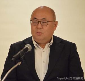 あいさつする小古井氏