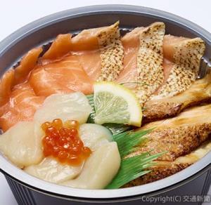 品や特別メニューを用意。ネタを増量した「３種のサーモンとホタテ丼」＝イメージ＝（ＪＲ東日本クロスステーションデベロップメントカンパニー提供） 