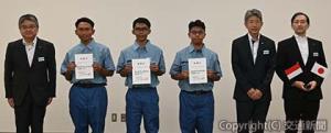 初の特定技能人材の採用者となったインドネシア出身者３人の入社式（ＪＲ四国提供）