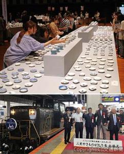 ㊤豆皿、そば猪口を吟味する来場者㊦ツアー列車の出発式に臨んだ唐池会長（左から２人目）ら