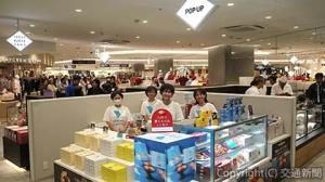 入り口付近のポップアップ区画前からのフロア全景