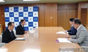 面談する綿貫社長（左奥）、石塚局長（左手前）、鈴木知事（右奥）ら