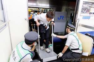 異常時対応力の向上を目的とした合同訓練（南海電気鉄道提供）