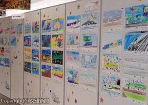 新函館北斗駅の絵画展（ＪＲ北海道函館支社提供）