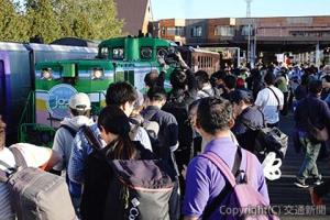 ノロッコ号を撮影するファンら＝富良野駅＝