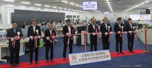 テープカットする佐伯本部長（右から３人目）、澤田所長（左から２人目）ら（ＪＲ西日本提供）