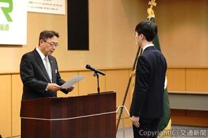 内定通知書を交付する綿貫社長（左）