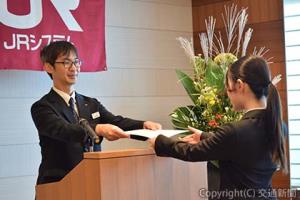 内定通知書を手渡す政野常務（左）