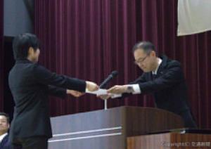 内定通知書を交付する小澤部長（右）＝ＪＲ西日本提供＝