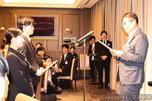 内定通知書を交付する山根部長（右）＝ＪＲ九州提供＝