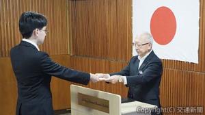 内定通知書を交付する芦谷理事長（右）＝鉄道総研提供＝