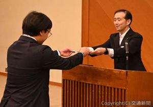 内定通知書を交付する髙須賀部長（右）＝ＪＲ四国提供＝
