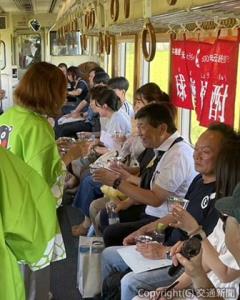 試飲でにぎわう車内（熊本DC事務局提供）