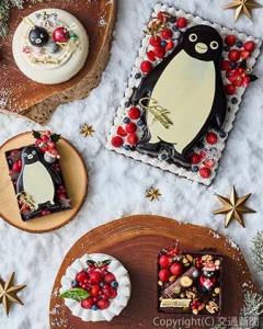 「Ｓｕｉｃａのペンギン」をモチーフにしたクリスマスケーキ（イメージ）ⒸＣｈｉｈａｒｕ　Ｓａｋａｚａｋｉ／ＪＲ東日本／ＤＥＮＴＳＵ（日本ホテル提供）