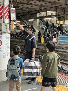 駅構内の非常ボタン標について説明する社員（ＪＲ東日本上野事業本部提供）