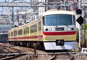 初代５０００系特急「レッドアロー」の塗装を再現した「レッドアロークラシック」＝西武鉄道提供＝