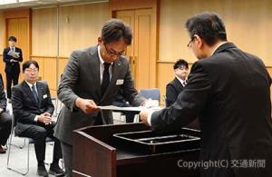 綿貫社長から表彰状を授与される受章（賞）者