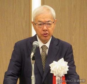 あいさつする鎌田会長（日本鉄道運輸サービス協会提供）