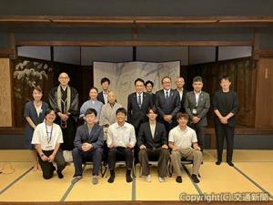成果発表会に臨んだ学生と関係者ら（ＪＲ四国提供）
