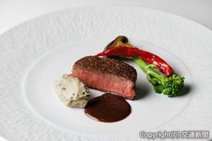 肉料理「常陸牛フィレのロティ　赤ワインソース　トリュフ風味のアリゴ」＝イメージ＝（ホテルメトロポリタンエドモント提供） 