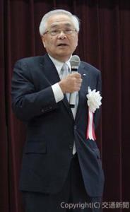 あいさつする冨田会長