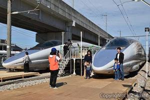  ５００系との記念撮影を楽しむ来場者