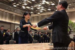 喜㔟社長（右）から表彰状を受け取る遠藤さん