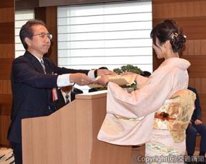 受章者に表彰状を手渡す池田社長（左）