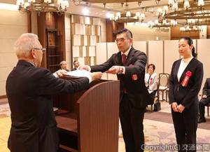 受賞者に表彰状を手渡す㊧芦谷理事長（鉄道総研提供）