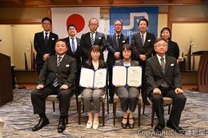 九州支社の表彰式に出席した受章者ら