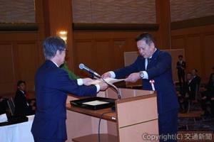 四之宮社長（左）から表彰状を受け取る受章者