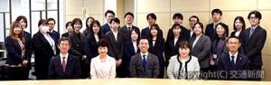 矢部社長（前列左から２人目）、畠センター長（同３人目）ら