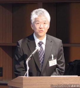 あいさつする平井委員長（日本サイバネティクス協議会提供）